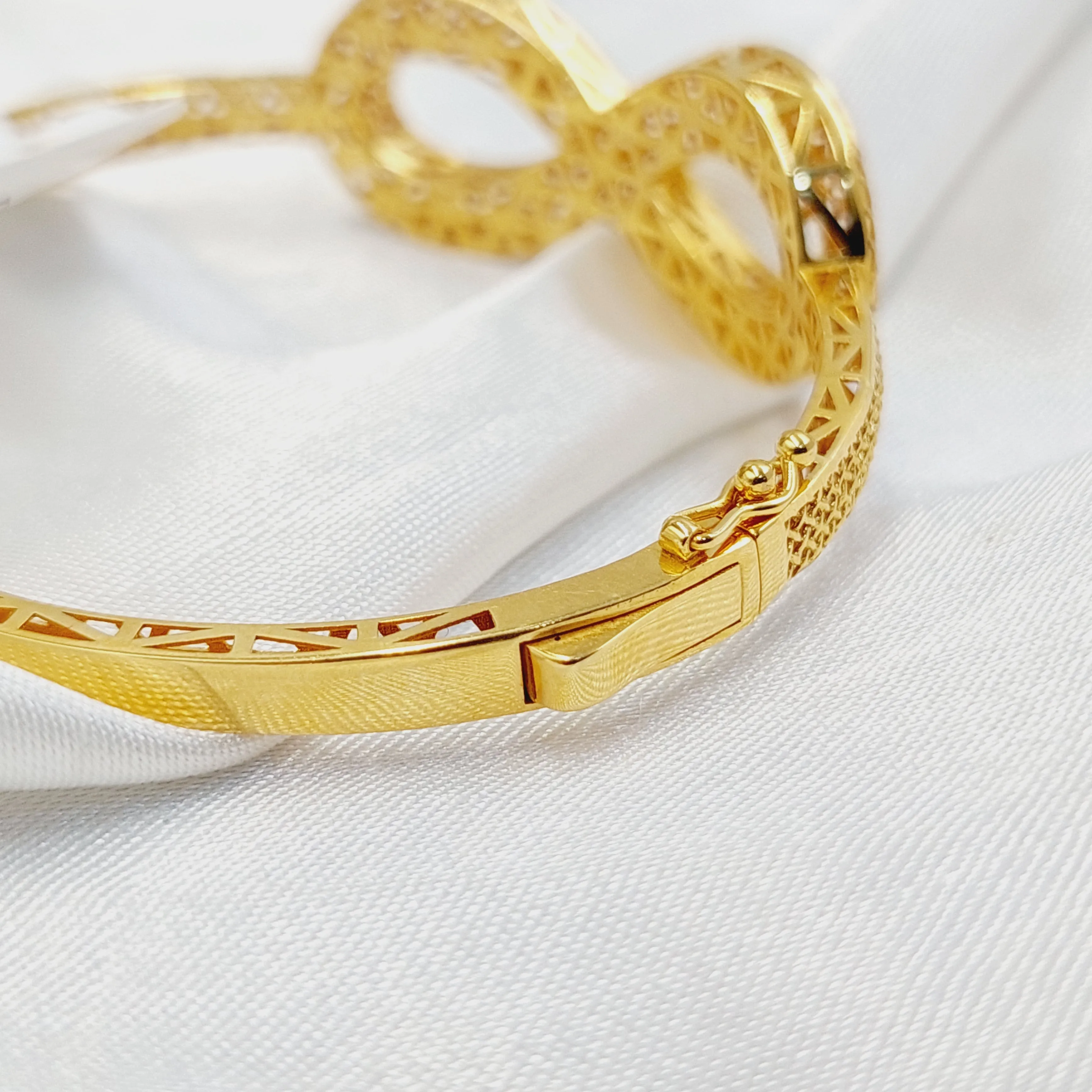 Deluxe Infinite Bangle Bracelet